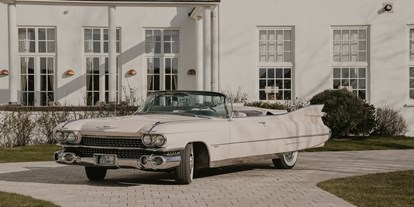 Hochzeitsauto-Vermietung - Schleswig-Holstein - Diese Bilder entstanden bei einem schönen Shooting mit Flor-Fotografie vorm Strandhotel in Glücksburg  - Traumhaftes Pink Cadillac 1959 Cabrio 