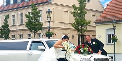 Hochzeitsauto-Vermietung - Berlin-Umland - weiße CHRYSLER 300 c Stretchlimousine