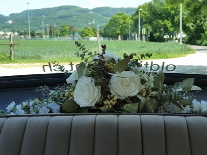 Hochzeitsauto-Vermietung - Schweiz - Ein schöner Blumenschmuck auf der Hutablage sorgt auch im Inneren des geräumigen 6-Plätzers für besonderes Ambiente... und ist inklusive! - Buick Super Eight